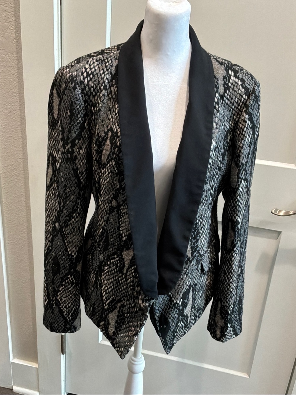 Vintage Kenneth Cole 14 Black Gray Snake-Print Blazer Jacket Lapel Clasp Front